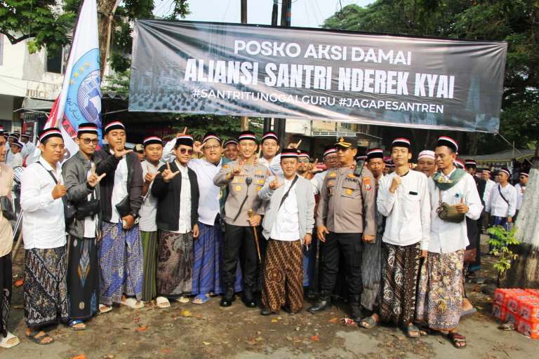 Polres Kediri Kota Amankan Long March Damai Santri Nderek Kiai