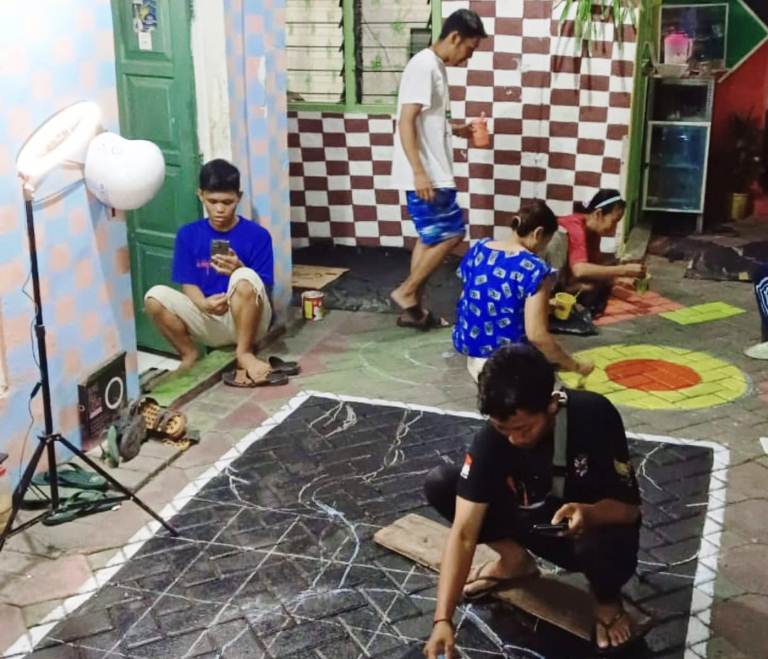 Kampung Kelir Tegalsari: Warga Sulap Kawasan Kumuh Jadi Destinasi Wisata Warna-Warni di Surabaya