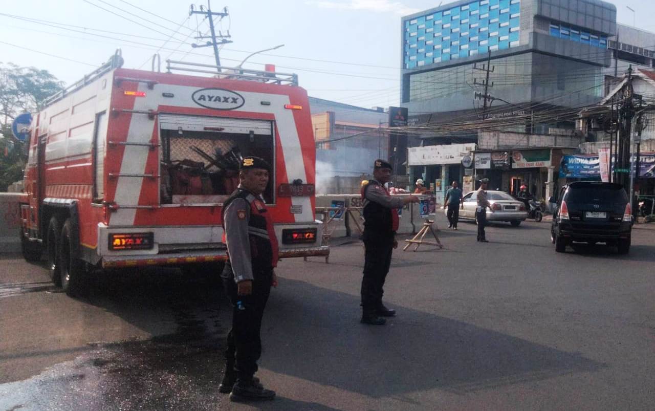 Respons Cepat Polsek Lakarsantri Padamkan Kebakaran Alang-Alang di Raya Menganti