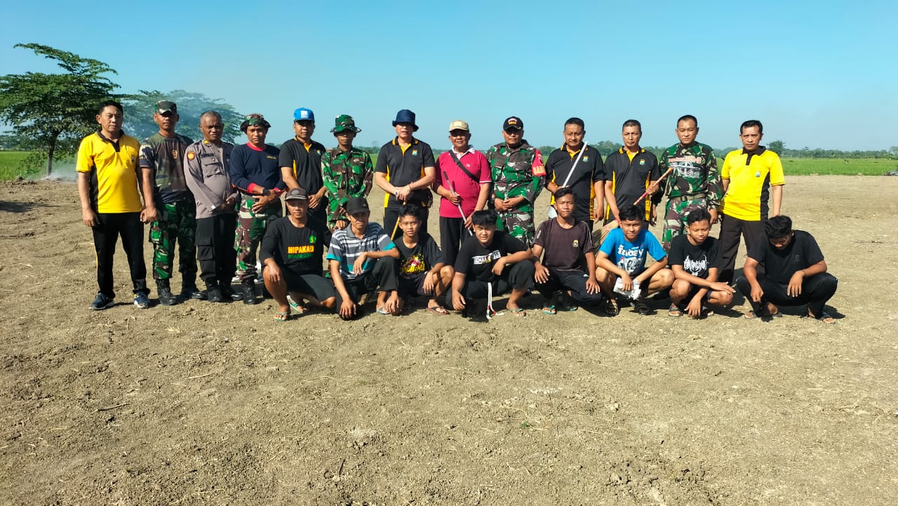 Bakti Sosial Polsek Balen Bersama Perguruan Pencak Silat Margaluyu, Bersih-bersih Lapangan Desa Lengkong