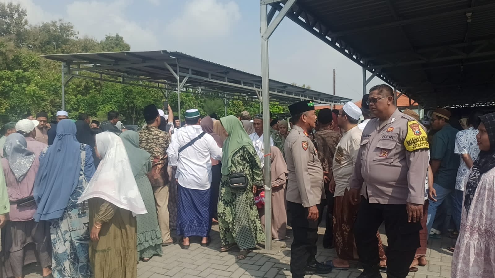 Polsek Pakal Kawal Pemberangkatan Calon Haji Kloter 16 KBHU Darul Syifa