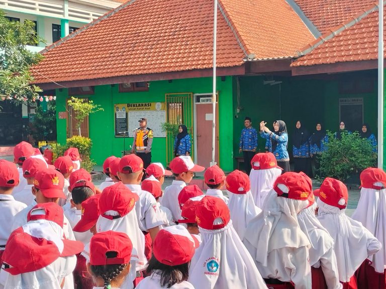 Bhabinkamtibmas Karangpilang Jadi Inspirasi di SDN Karangpilang 1