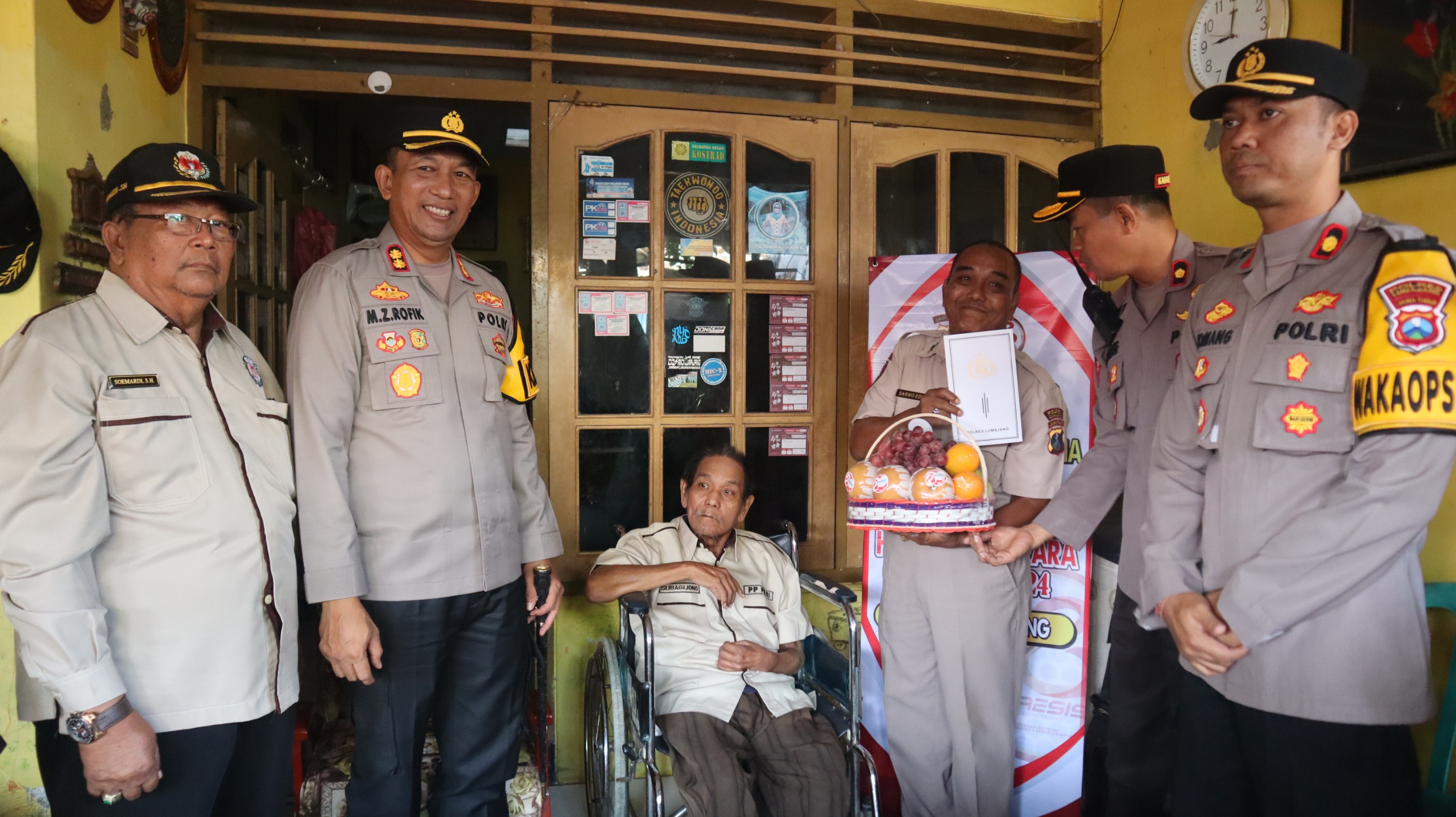 Kunjungi Purnawirawan dan Anggota yang Sakit, Kapolres Lumajang Berikan Motivasi
