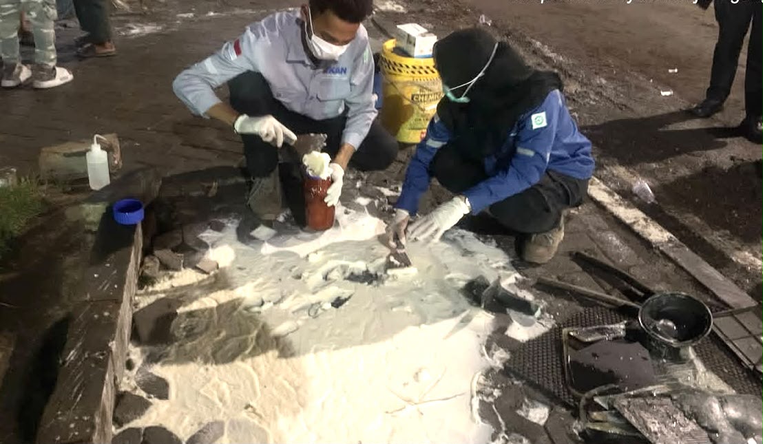 Dalami Potensi Pencemaran, DLH Gresik Uji Lab Cairan Stearin Laka Truk Tangki di Kebomas
