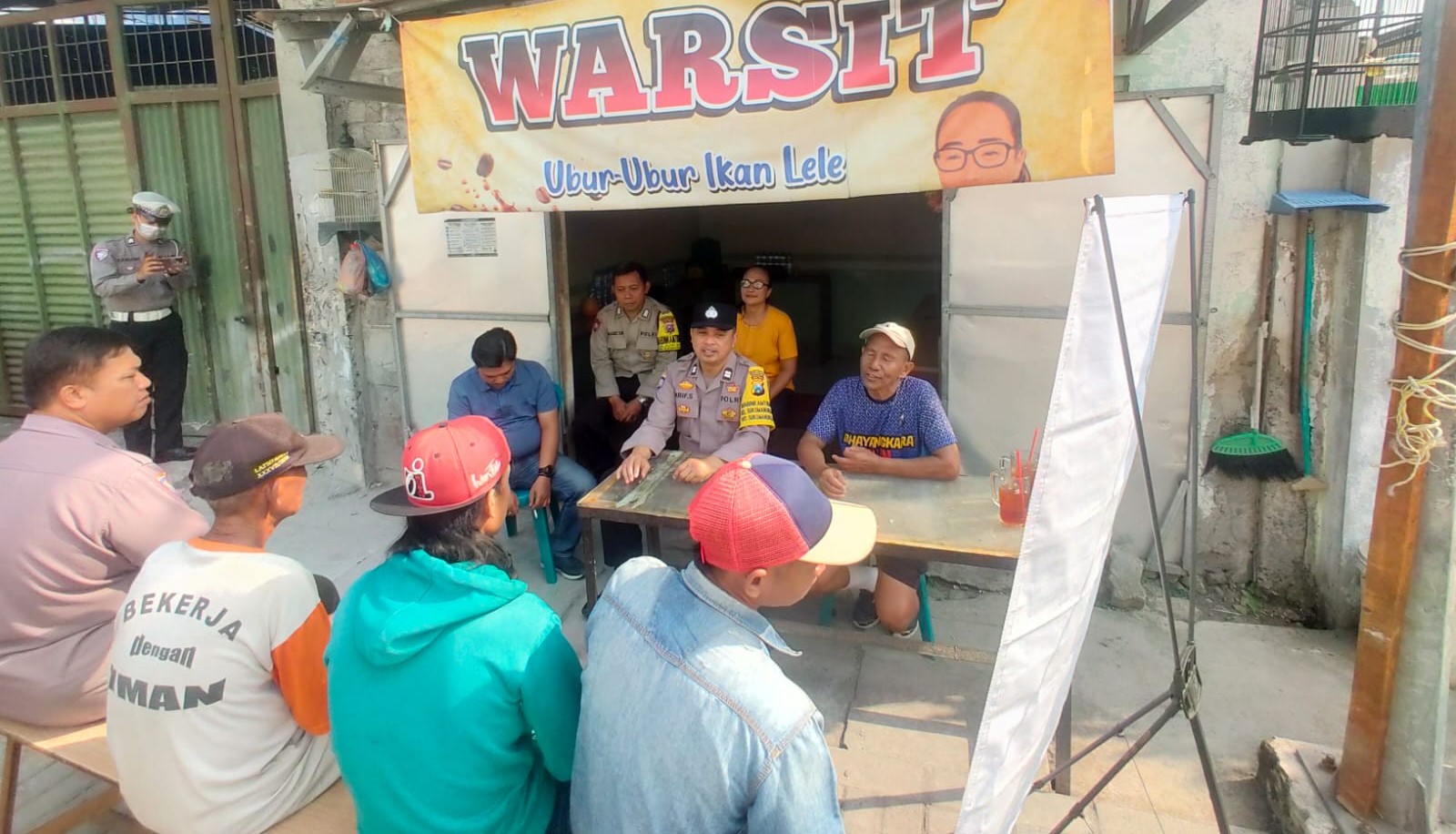 Polsek Sukomanunggal Gelar Jumat Curhat, Warga Surabaya Sampaikan Keluhan Langsung