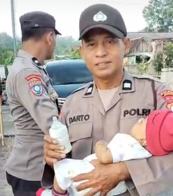 Polisi Ngawi Gendong Balita Saat Pengamanan Salat Id, Wujud Pelayanan Humanis