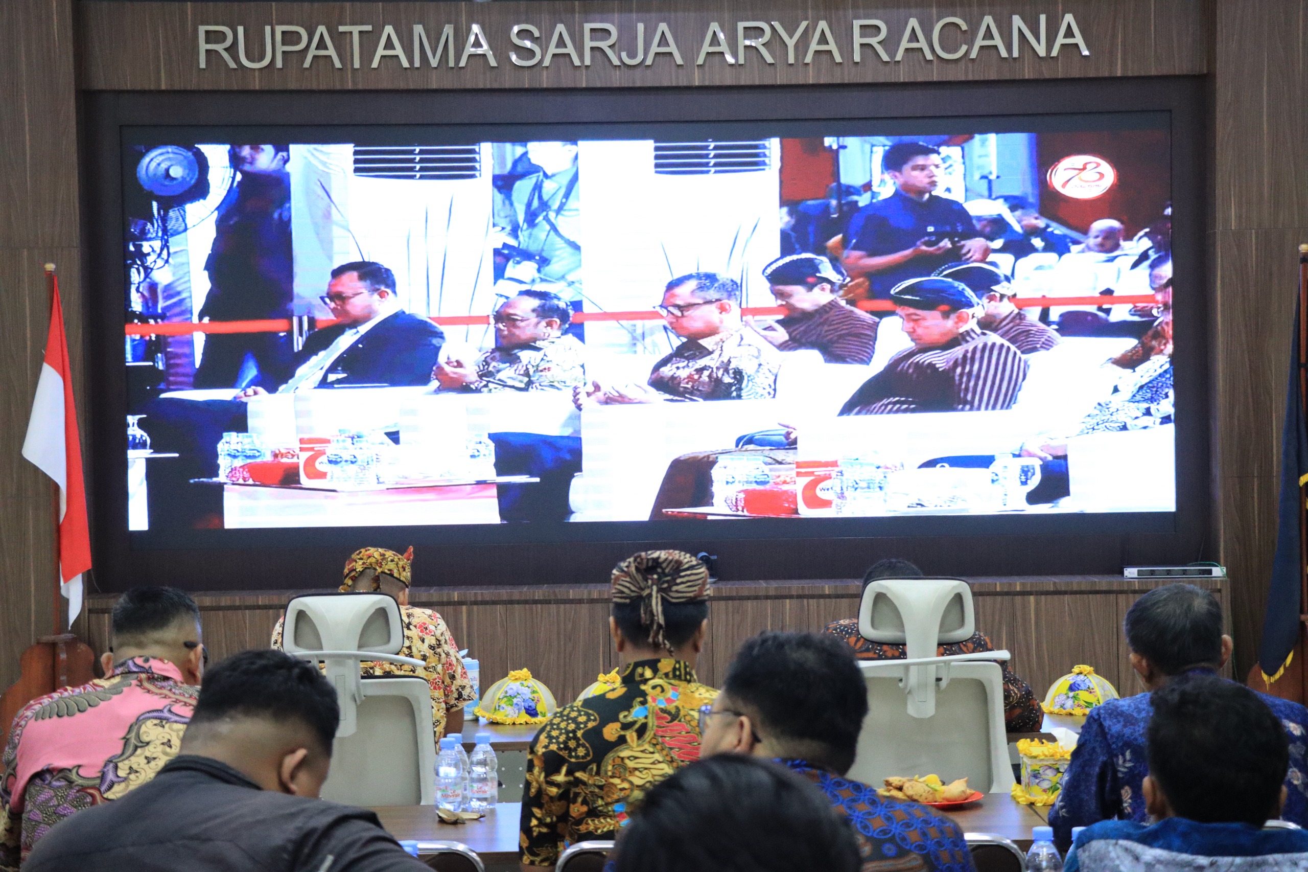 Polres Gresik Gelar Nobar Wayang Kulit Tumurune Wiji Sejati, Dalam Rangka Hari Bhayangkara ke-78