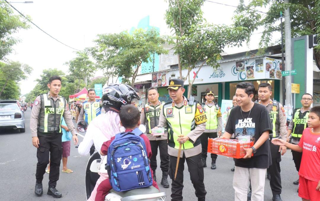 Kapolres Bojonegoro AKBP Mario Berbagi Takjil Gratis ke Pengguna Jalan