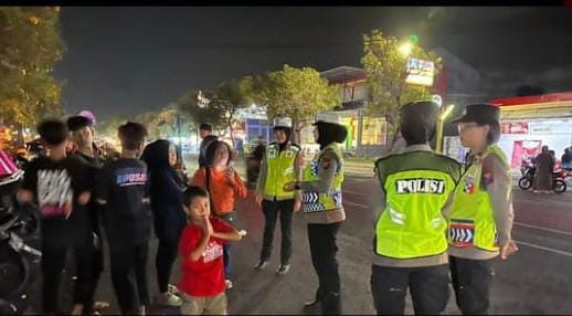 Patroli Malam Minggu, Polwan Polres Kediri Ciptakan Situasi Aman dan Kondusif