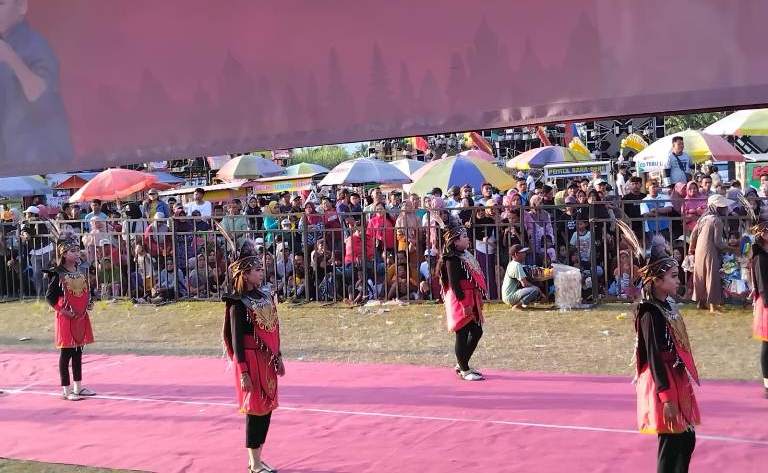 Lautan Manusia di Lapangan Suka Suka, Karnaval HUT Ke-80 RI di Sumbersuko Berlangsung Meriah