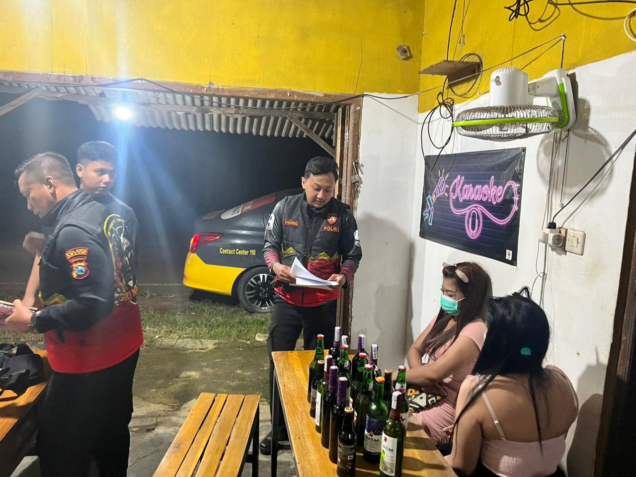 Polisi Gerebek Kafe Remang-remang di Lowayu Gresik, 2 Wanita dan Puluhan Botol Miras Diamankan