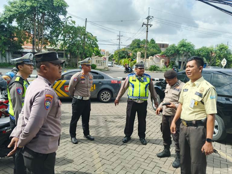 Polsek Wonocolo Gelar Patroli Dialogis di Perbankan Pastikan Keamanan Nasabah