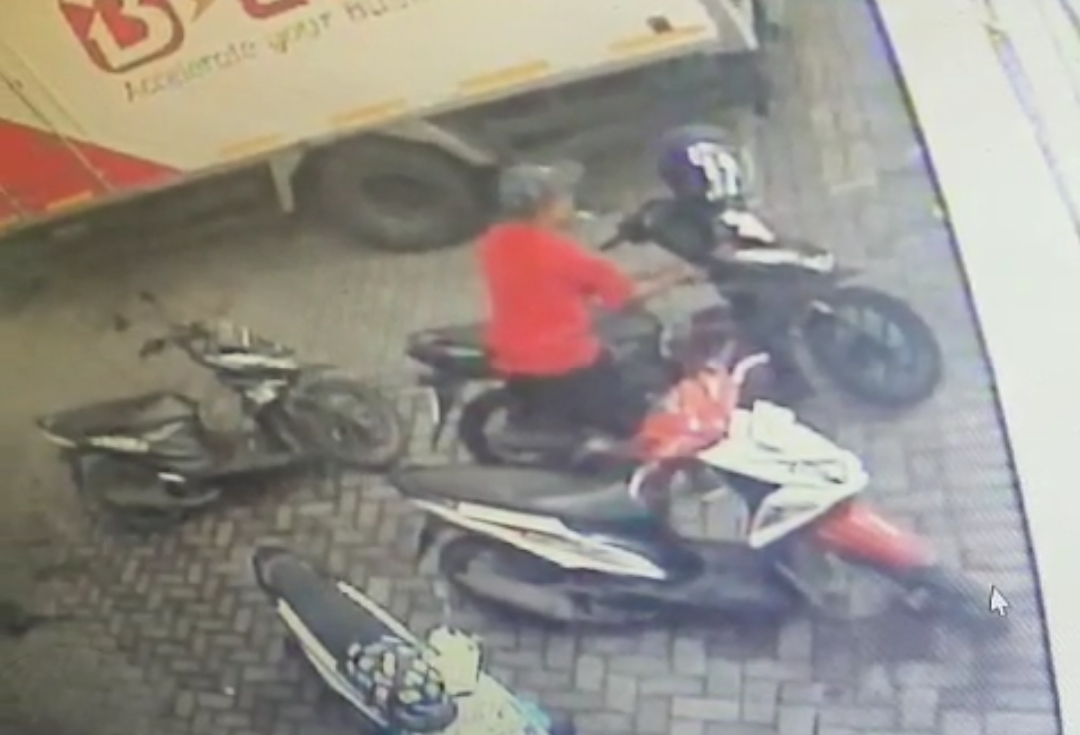 Ambil Uang Berujung Kehilangan Motor di Minimarket Kendung Surabaya