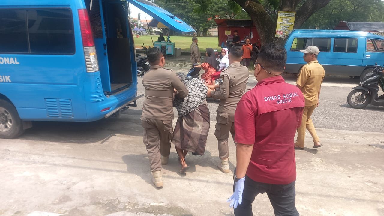 BAB Sembarangan, Dinsos dan Satpol PP Gresik Tertibkan ODGJ di Alun-alun Sidayu