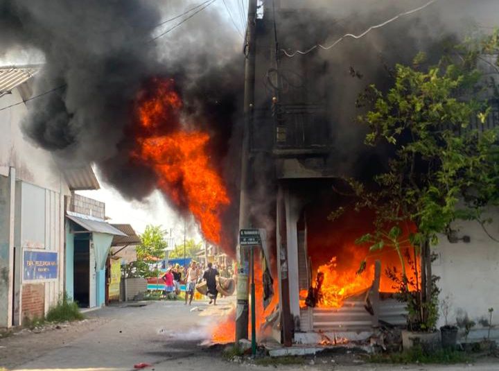 Korsleting Listrik, Toko di Ujungpangkah Gresik Hangus Terbakar