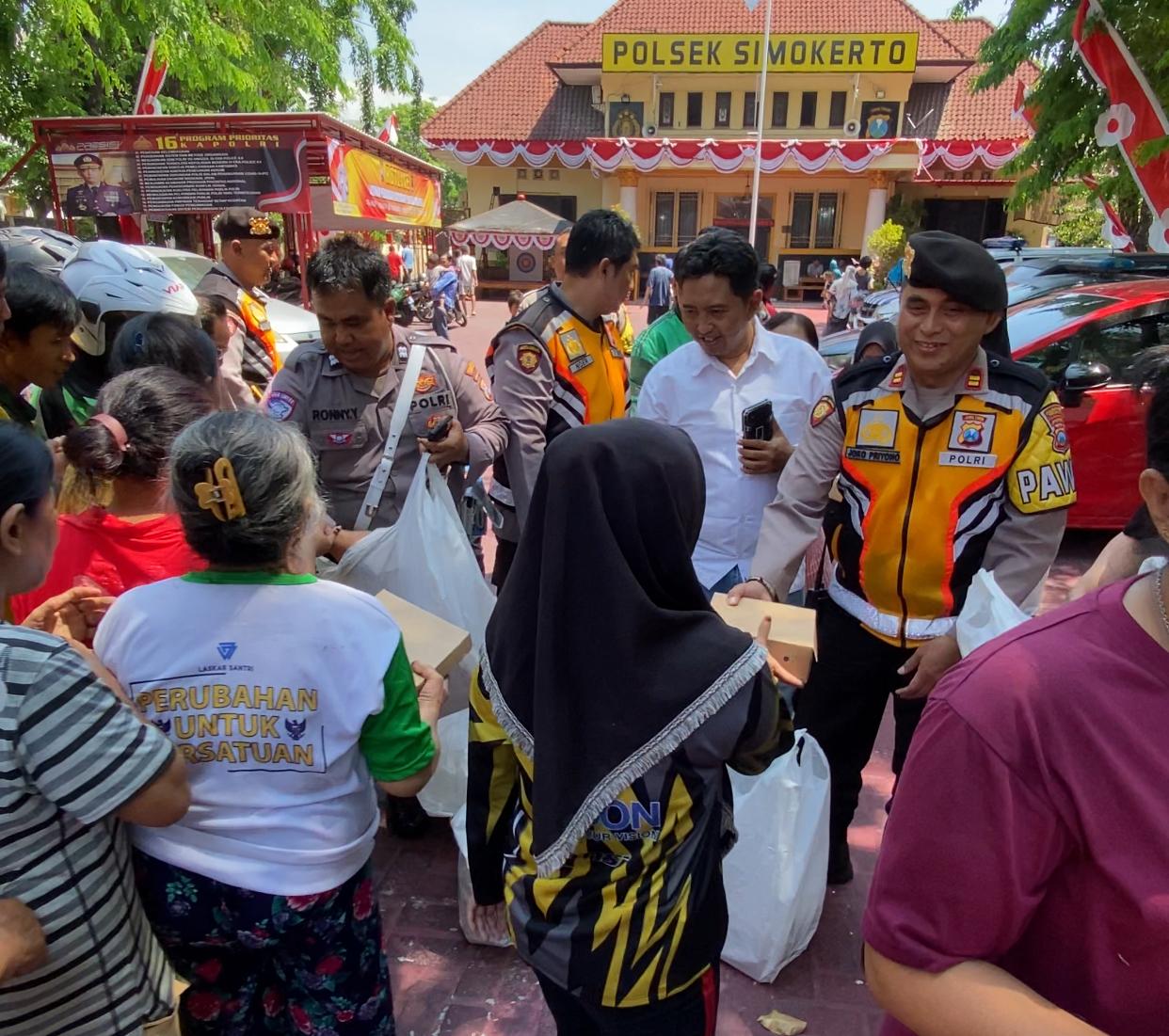 Polsek Simokerto Berbagi Kebahagiaan, Ratusan Warga Tersenyum