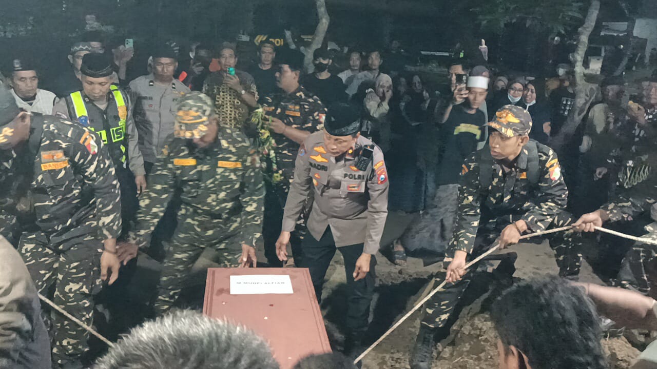 Kapolsek Buduran Iringi Pemakaman Santri Ponpes Al Khoziny