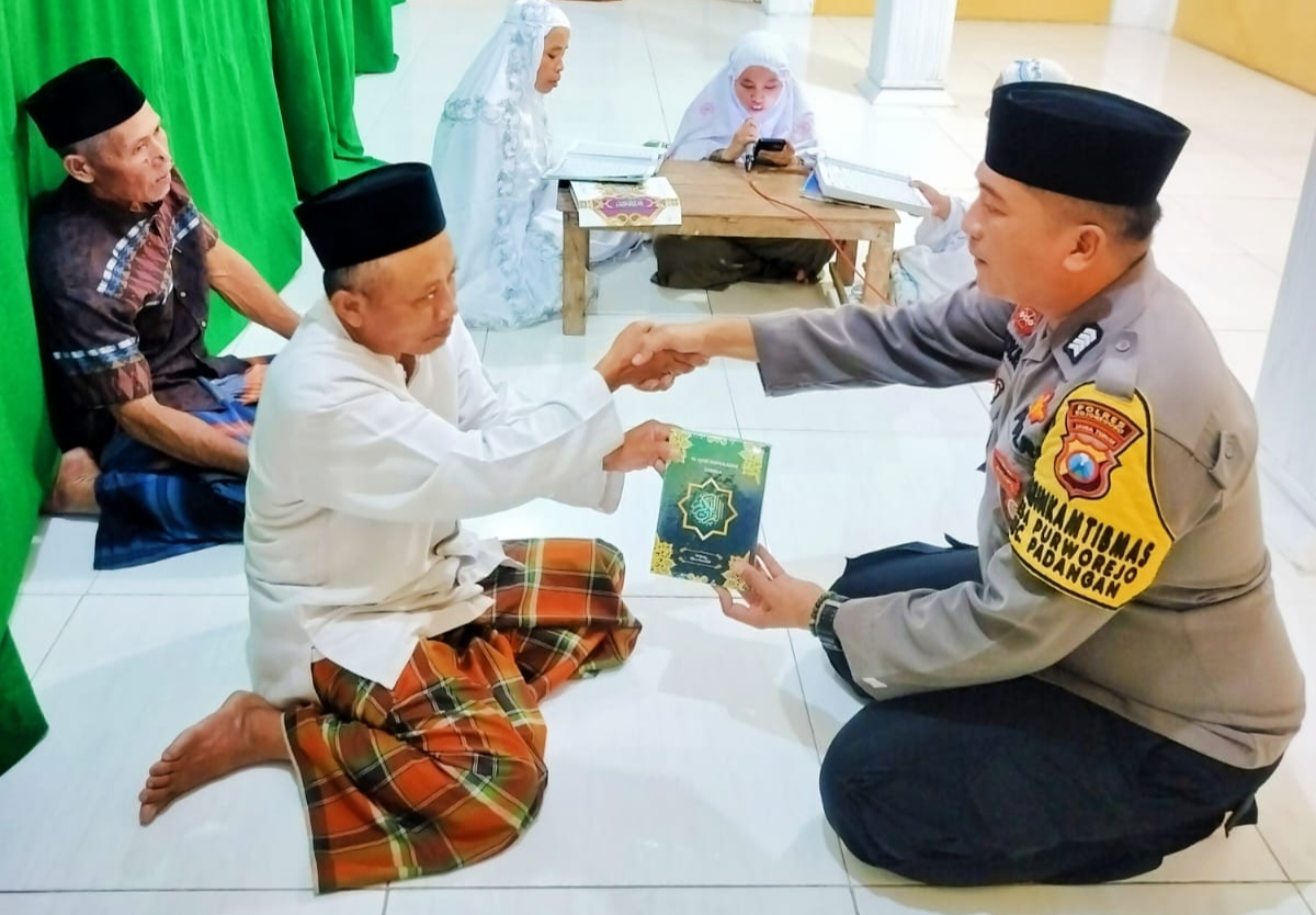 Bhabinkamtibmas Serahkan Al Quran Kepada Imam Masjid Mambaul Ulum Desa Tebon