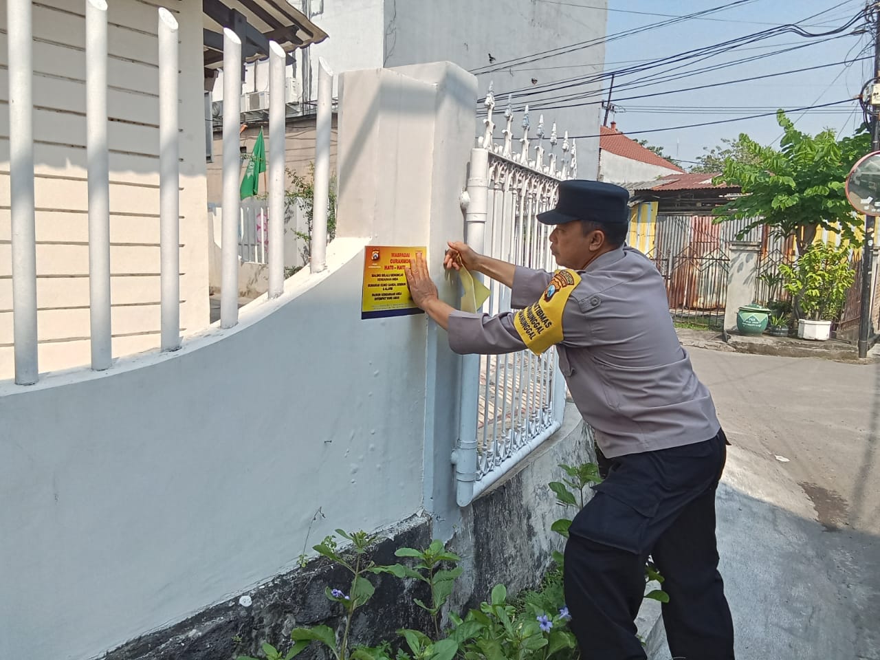 Polsek Sukomanunggal Ajak Warga Perangi Curanmor Lewat Penempelan Stiker Imbauan