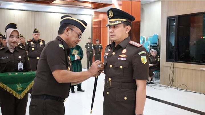 Kajati Jatim Lantik Lima Kajari dan Tekankan Respons Cepat Atas Persoalan Hukum