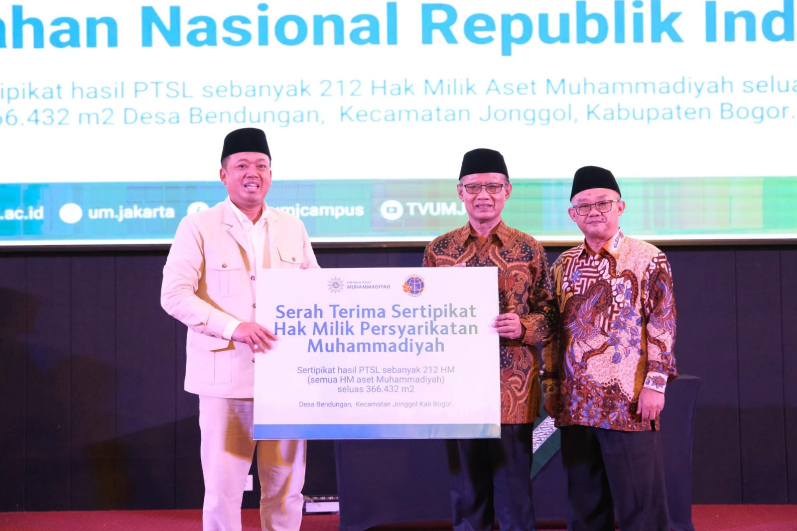 Menteri Nusron Wahid Serahkan 212 Sertipikat Tanah Aset Muhammadiyah