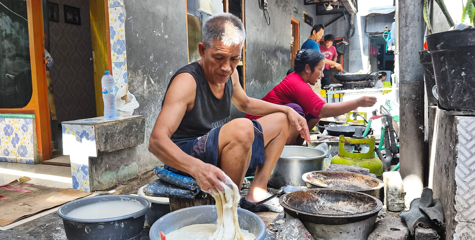 Tilik Kampung Lumpia Ngaglik Kuburan, Penyuplai Utama Jajanan Stadion GBT Merambah Pasar Profesional