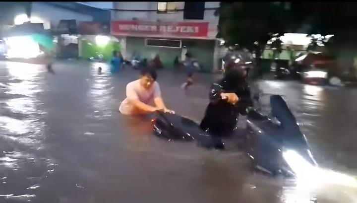 Dikepung Banjir Usai Hujan Deras 4 Jam, Kawasan Simo Terendam Setinggi Pinggul