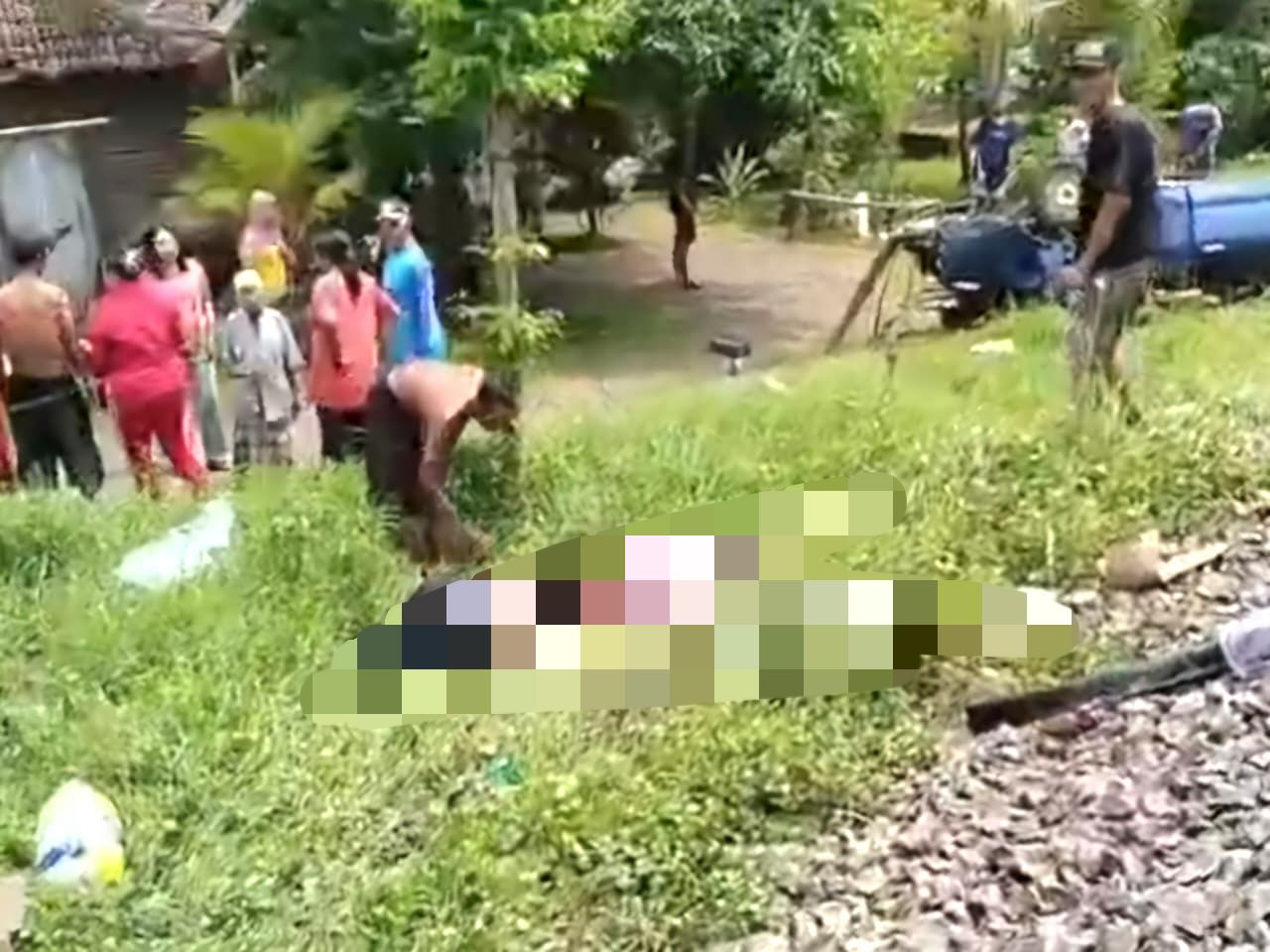 Tragedi Maut di Perlintasan KA Tanpa Palang, Satu Keluarga Tewas, Bayi Selamat