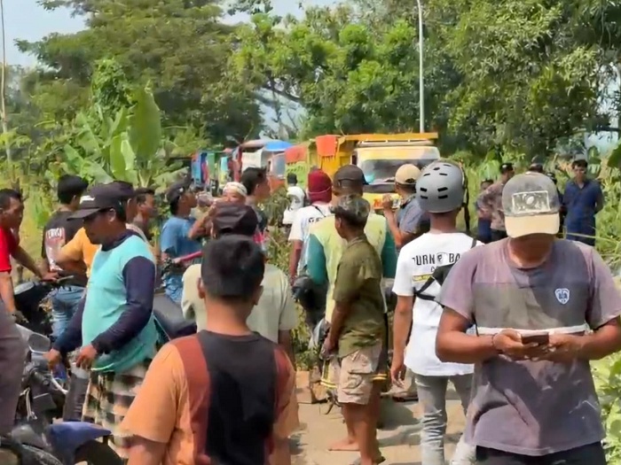 Petani di Kejayan Pasuruan Blokade Jalan Tambang Akibat Jalan Rusak dan Irigasi Menyempit