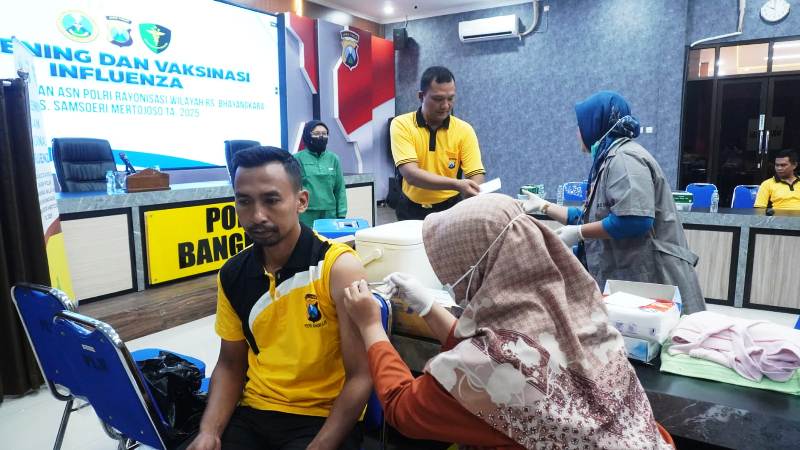 Polres Bangkalan Gelar Imunisasi Influenza untuk Pelihara Imunitas Anggota