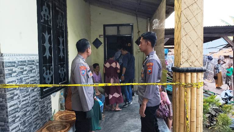 Polisi Olah TKP Pasutri Tewas di Situbondo