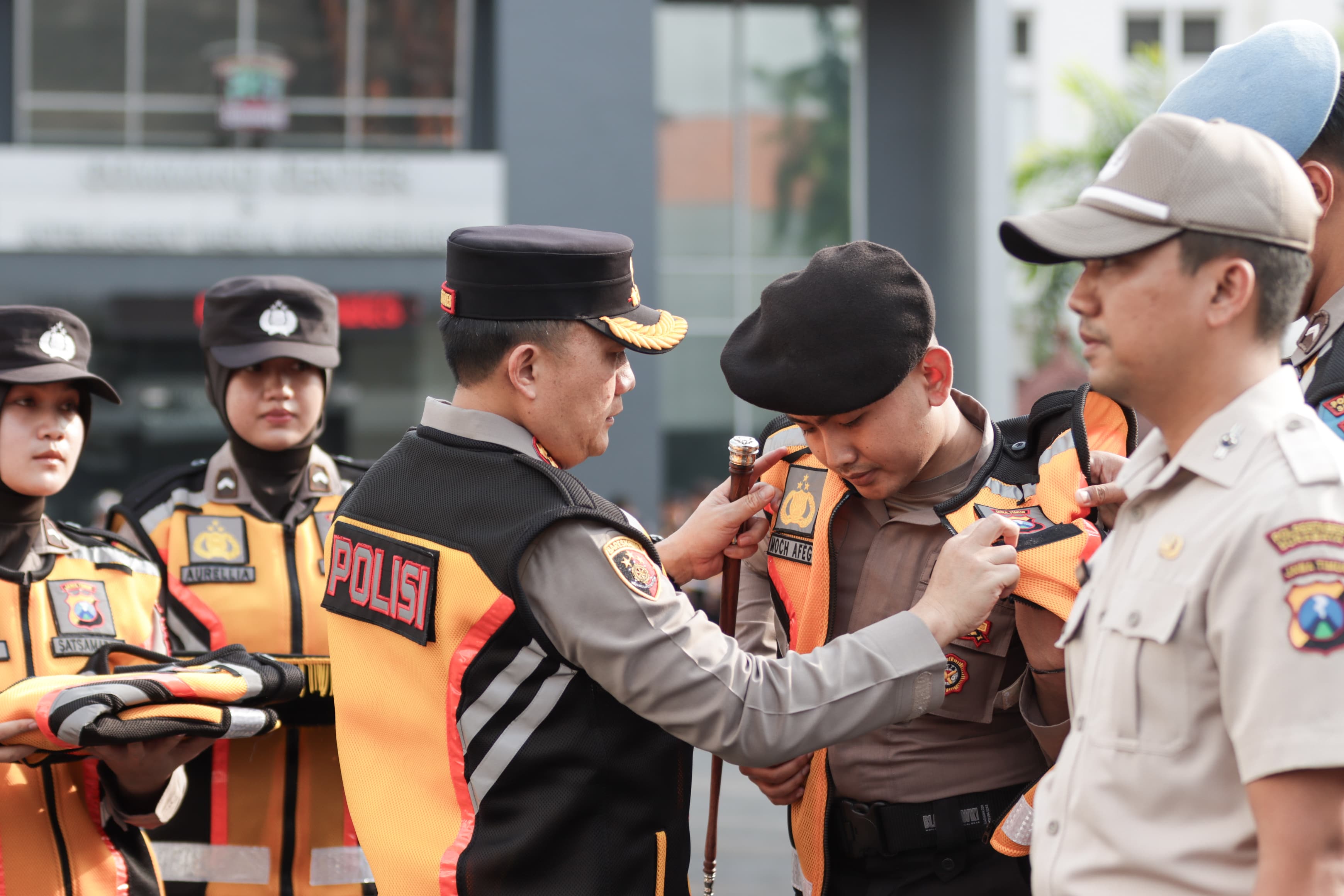 Kapolrestabes Surabaya Bagikan Rompi Harkamtibmas Polri dan PNS