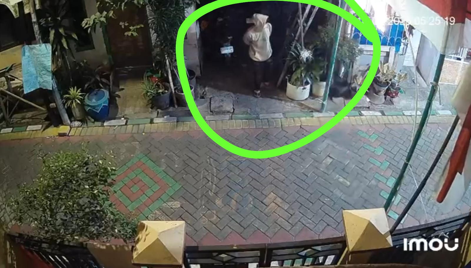 Dua Bandit Motor Beraksi di Gading Karya, Terekam CCTV Gasak Vario Warga