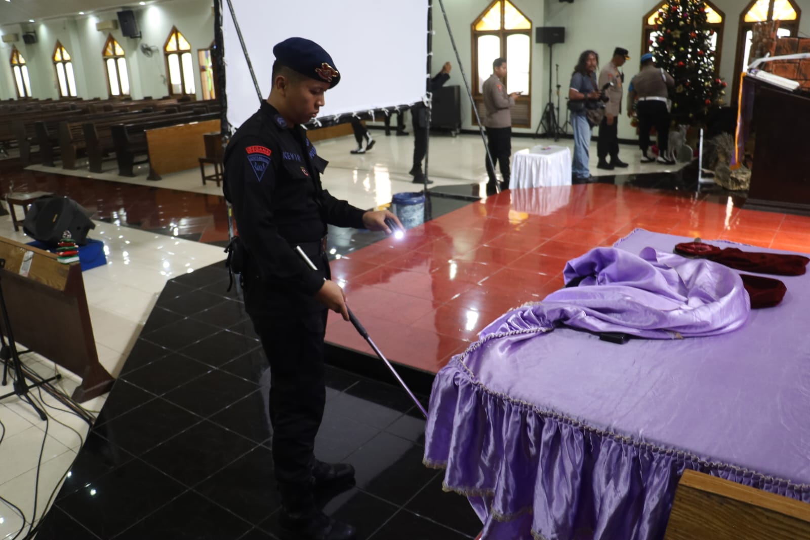 Sterilkan Gereja, Polres Pelabuhan Tanjung Perak Pastikan Natal 2025 Aman dan Khidmat