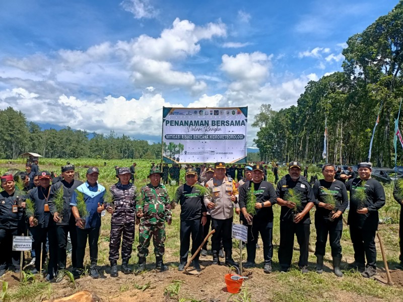 Polresta Banyuwangi Tanam Pohon untuk Mitigasi Bencana Hidrometeorologi