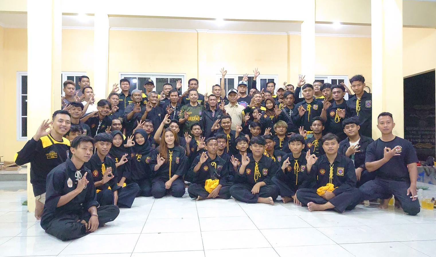 Sinergi di Bulan Ramadan, Polsek Lakarsantri Dampingi PSHWTM Bagi Takjil dan Buka Puasa Bersama