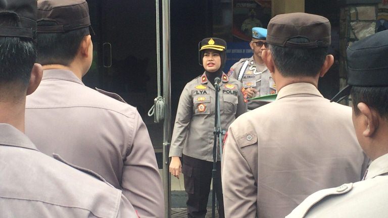 Polsek Wiyung Tekankan Kedisiplinan dan Pelayanan Prima Lewat Apel Jam Pimpinan