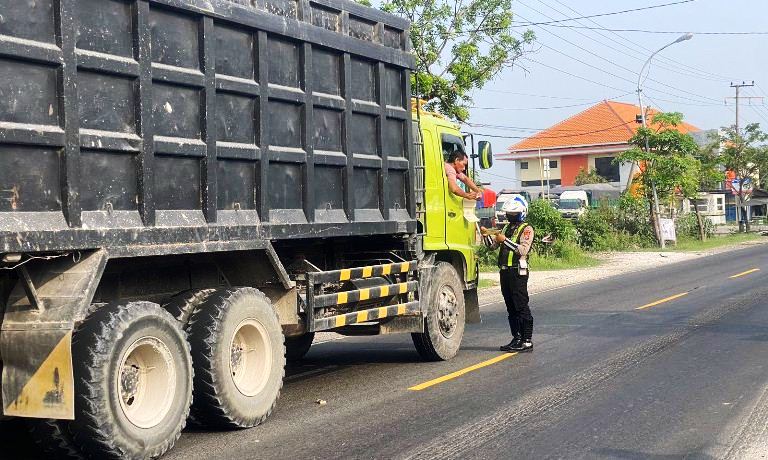Rumitnya Penegakan Jam Operasional di Gresik: Kantong Parkir Terbatas, Sopir Truk Kejar Setoran