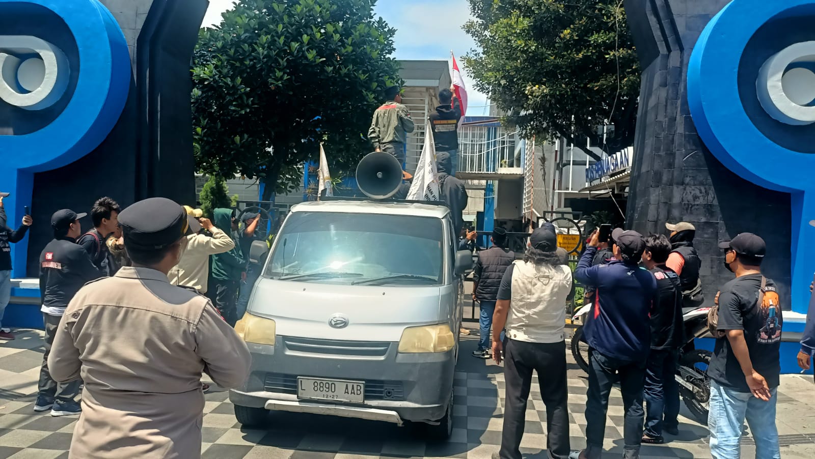 Unjuk Rasa AMI di Dishub Jatim, Polsek Gayungan Siagakan Personel Pengamanan