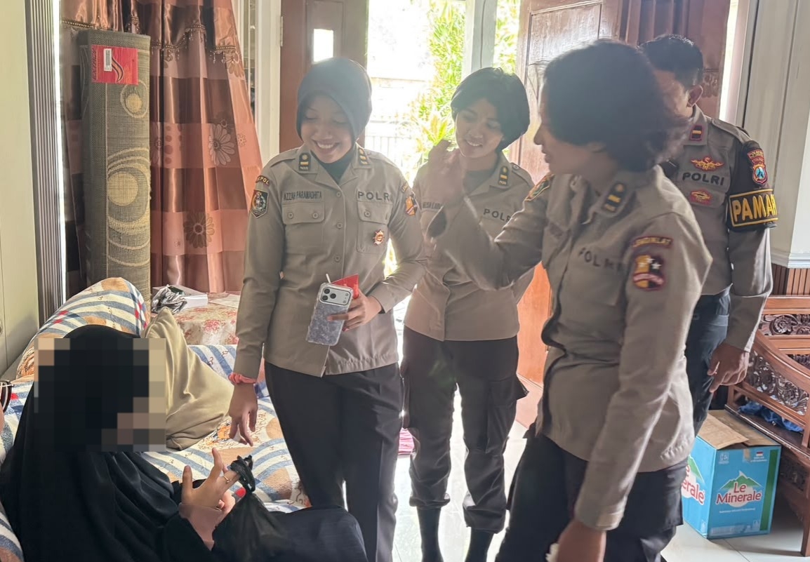 Persoalan Keluarga, Seorang Perempuan Iris Tangan di Alun Alun Merdeka