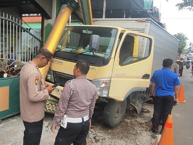 Hindari Gerobak Bakso, Mobil Boks Tabrak Gapura Masjid