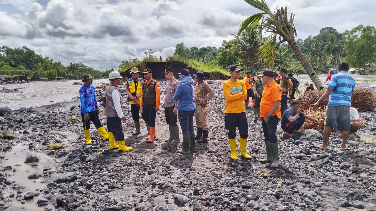 Petugas Gabungan Kerja Bakti Perbaiki Tanggul di Jembatan Gondoruso Pascabanjir Lahar Semeru