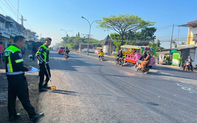Tertabrak Dump Truck Saat Seberangi Jalan, Pelajar Pasuruan Kritis  