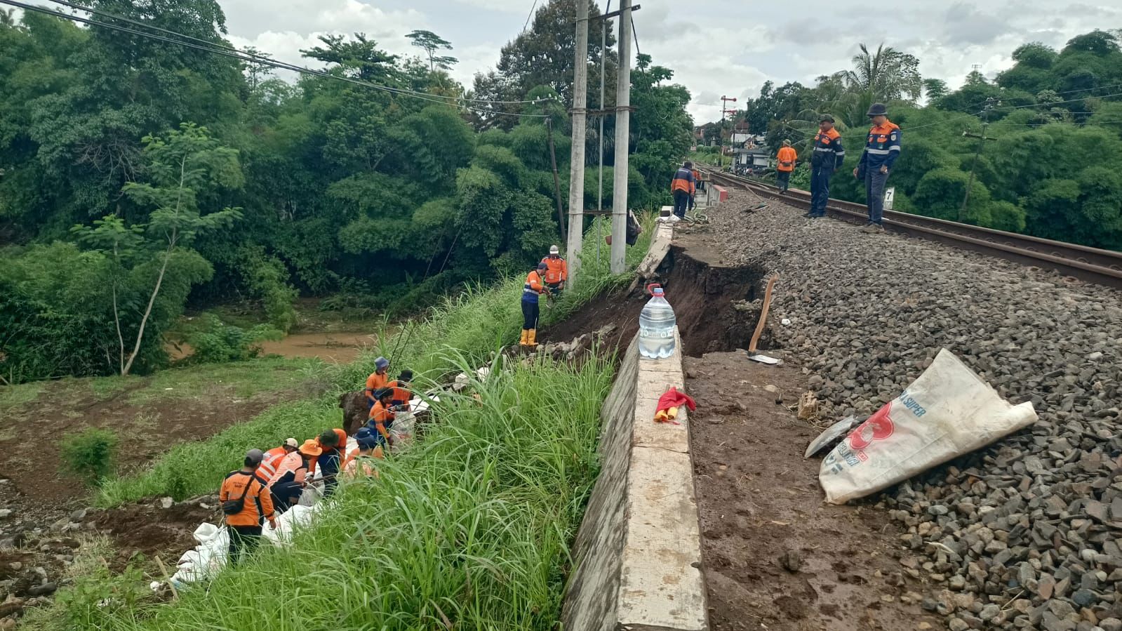 Terdampak Banjir dan Longsor, Perjalanan KA Pohgajih-Kesamben Melaju dengan Kecepatan Terbatas