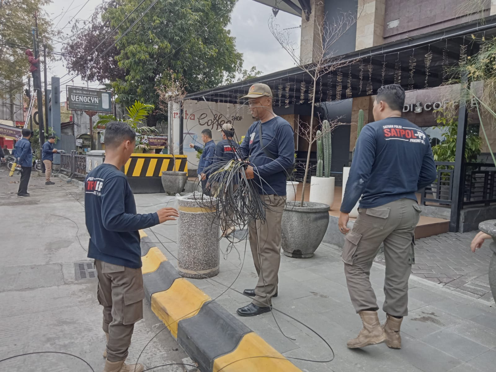 Respons Cepat Aduan Warga, Tim Gabungan Tulungagung Rapikan Kabel Optik Semrawut