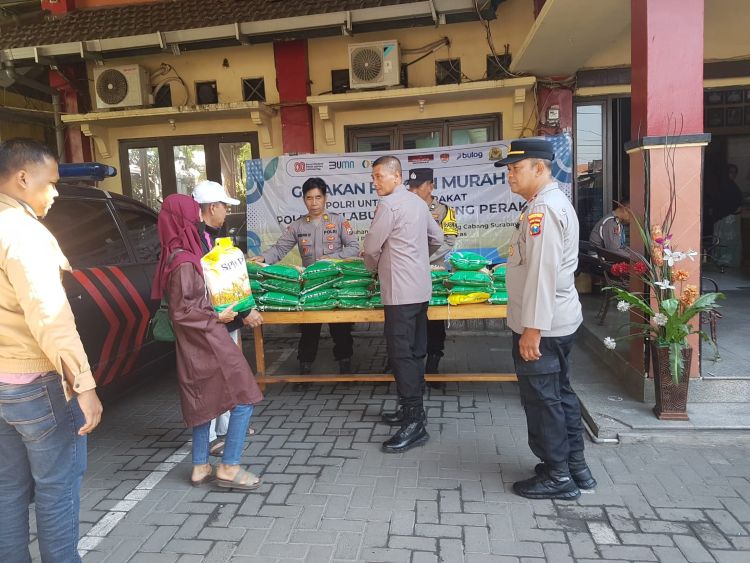Polres Pelabuhan Tanjung Perak Gelar Gerakan Pangan Murah di Polsek Asemrowo untuk Bantu Warga