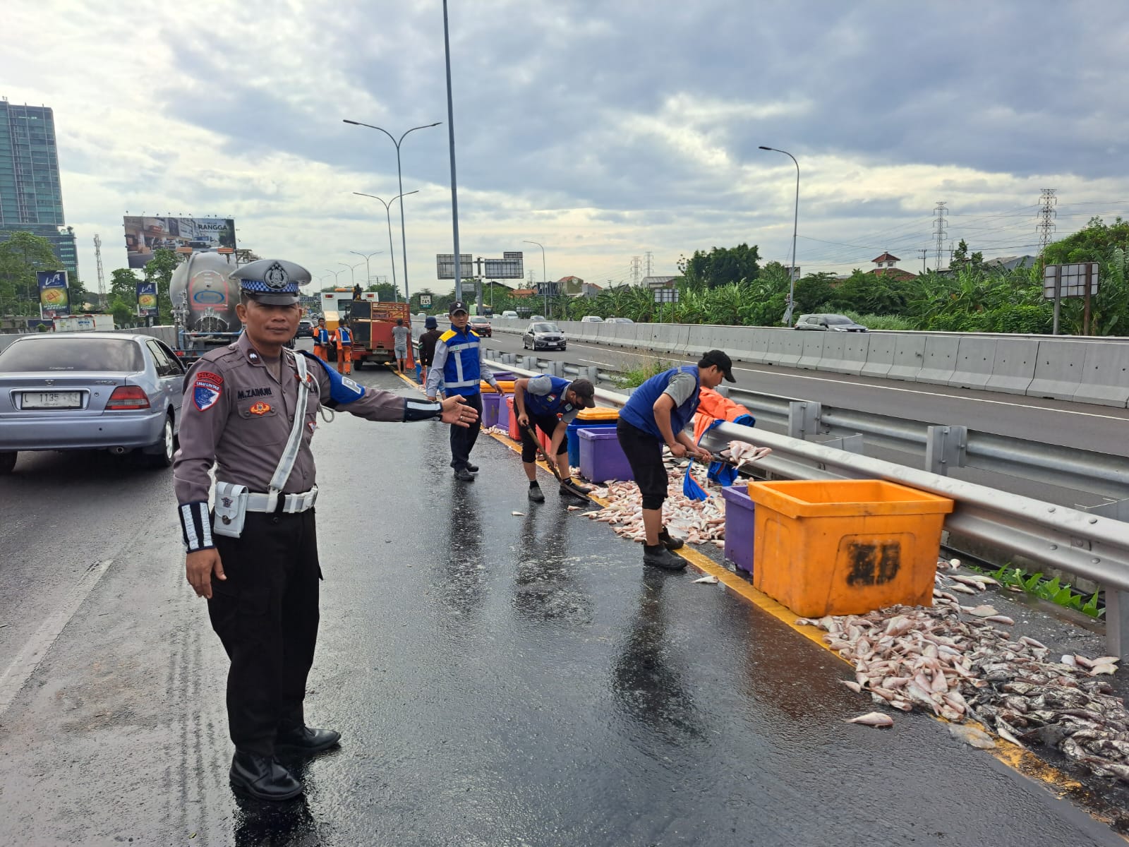 Tergelincir, Pikap Bermuatan Ikan Terguling di Tol Surabaya-Mojokerto