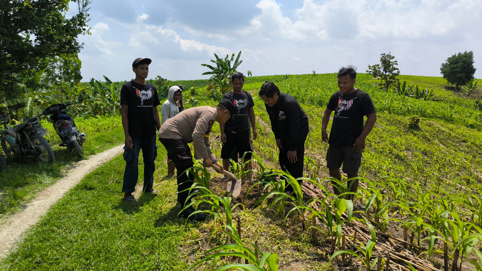 Bikin Produktif Lahan Jagung, Polsek Margomulyo Bareng KTH Gunung Pegat Tanam Ratusan Pohon Non-Tebang