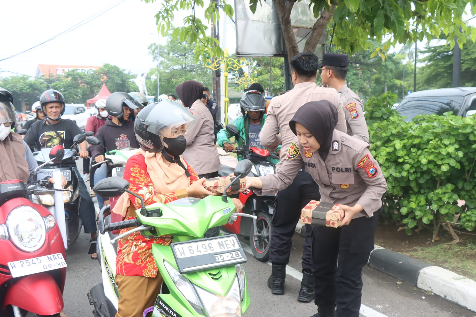 Wujud Kedekatan Polri, Polresta Sidoarjo Bagikan 3.000 Nasi Kotak untuk Masyarakat