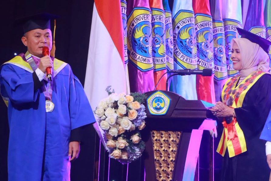 Wamen HAM RI Mugiyanto Raih Gelar Magister dari Unitomo Surabaya